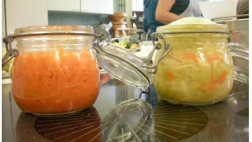 Mathantverk, bild på konserverade morötter och kål i glasburkar