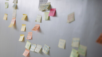 färgglada post-its på en vägg