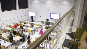 studerande på föreläsning, fotat ur fågelperspektiv