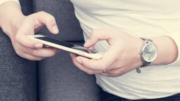 person som håller i en telefon