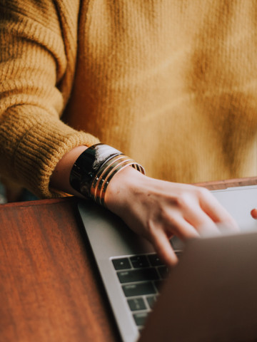 person som skriver på dator