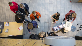 Studerande utanför auditorium fotade ur fågelperspektiv