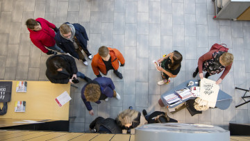 Studerande utanför auditorium fotade ur fågelperspektiv