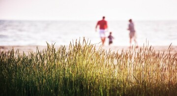 Familj som springer i sanden_Pixabay