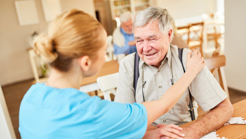 äldre man och vårdare