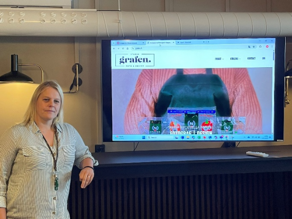 En kvinna håller en presentation.