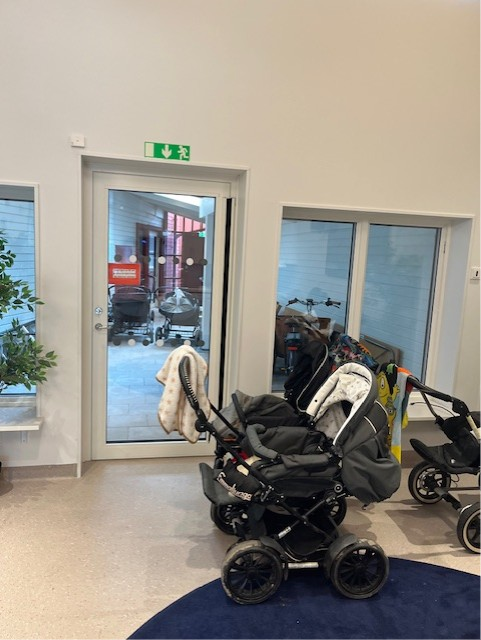 En barnvagn inomhus.
