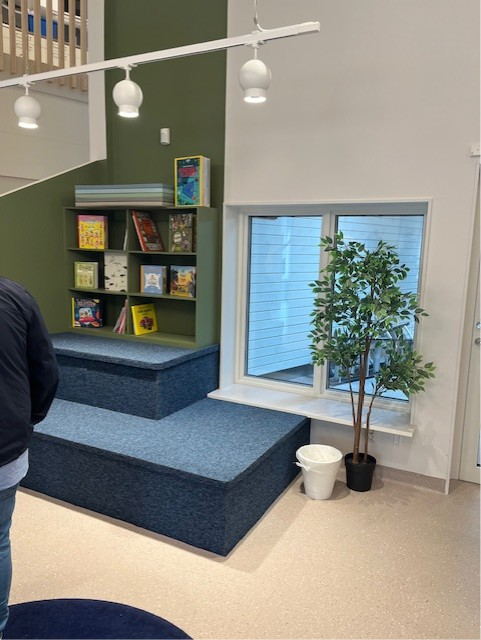 En bänk och en bokhylla inomhus.