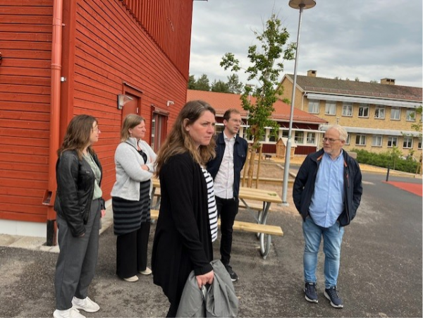 En grupp människor utomhus.