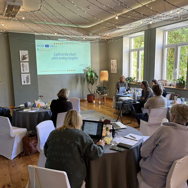 Ett mötesrum med flera människor.