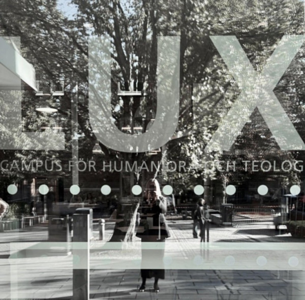 En bild på en glasvägg med texten LUX - Campus för humaniora och teologi.
