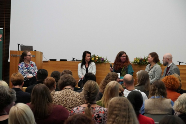 En paneldiskussion med fyra deltagare.