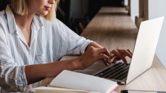 kvinnajobbarviddator3 v2