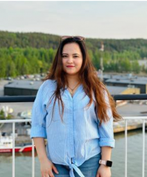 A picture of a woman looking into the camera.