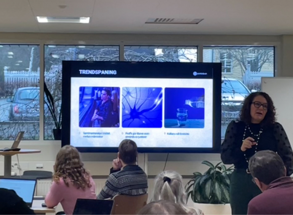 En kvinna håller en presentation.