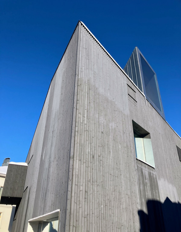 En grå träbyggnad i modern stil.