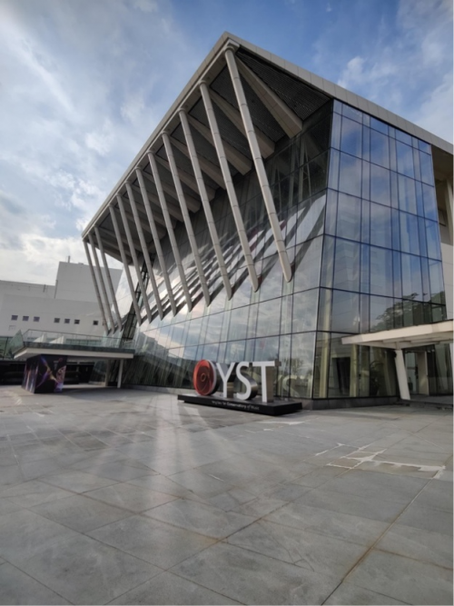 En bild på en byggnad i modern stil med glasväggar.