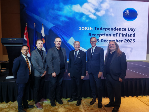 En gruppbild med fem män. Alla ser in i kameran och ler.