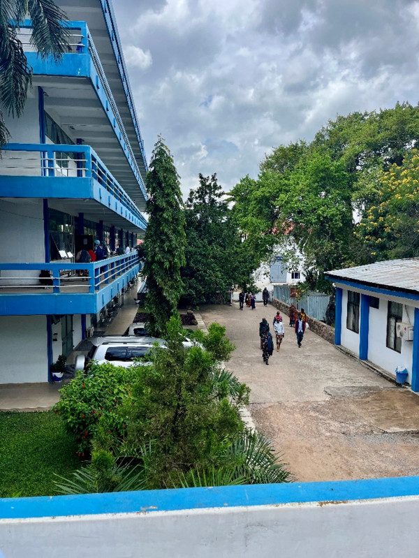 Exteriören av ett sjukhus och dess parkeringsplats.