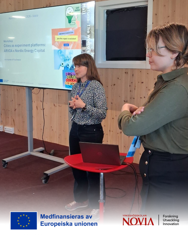 Två personer håller en presentation.