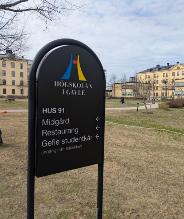 En skylt utomhus på Högskolan i Gävles campus.