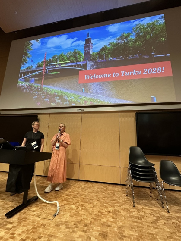 Två kvinnor håller en presentation.