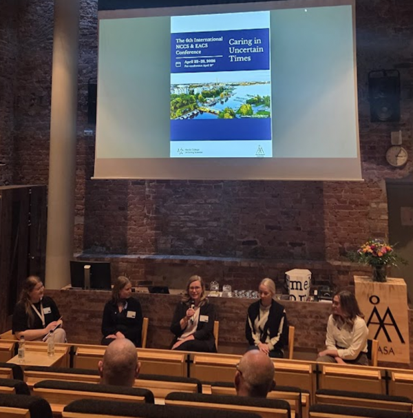 En paneldebatt.