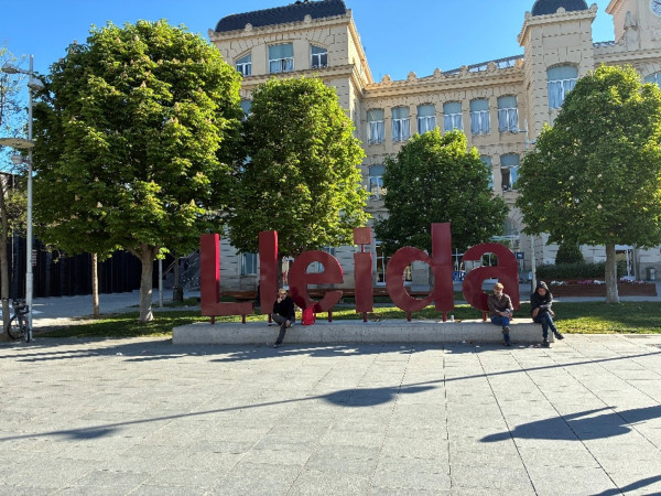 Campus på Universitat de Lleida. En stor skylt med texten Lleida står framför en byggnad.