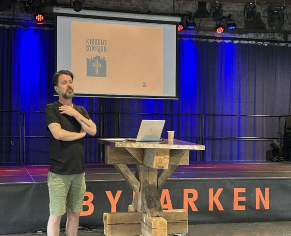 En man håller en presentation.