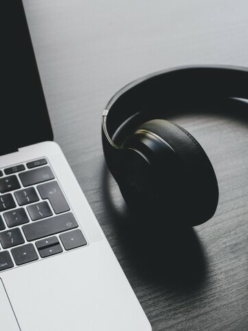 hörlurar brevid dator